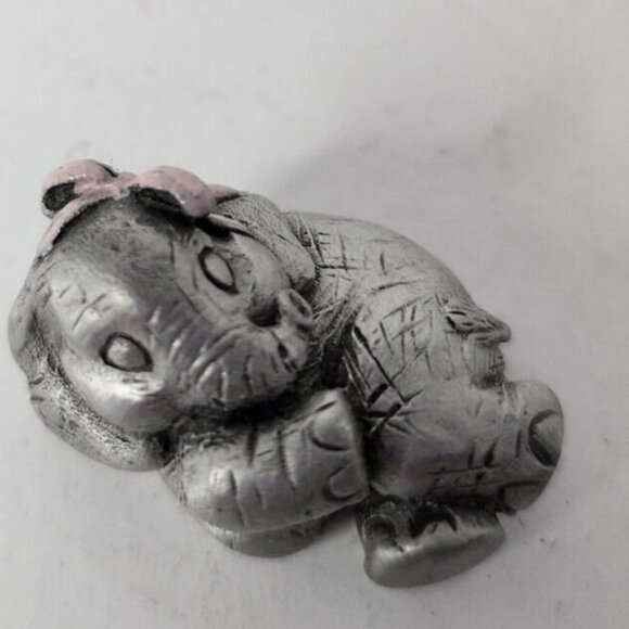 VINTAGE 95 Fine Pewter Sleeping Baby Girl Elephant With Pink Bow Collectible 1" - Picture 1 of 7